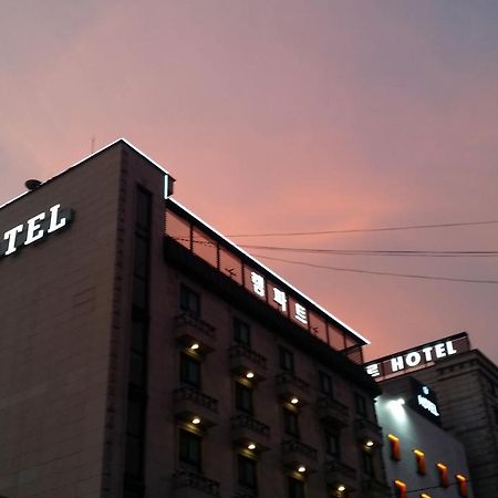 Rampart Hotel Кванмён Экстерьер фото
